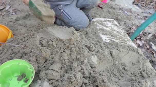 Kinder Hände Eines Kindes Das Sand Spielt Nahaufnahme — Stockvideo