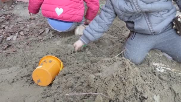 子供たち 砂の中で遊んでいる子供の手 — ストック動画