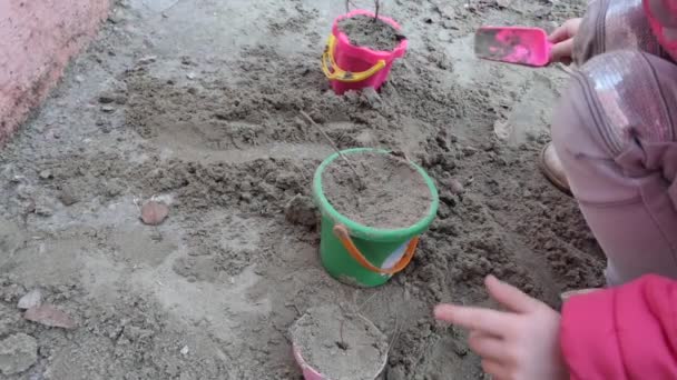 Kind Hände Eines Kindes Das Mit Spielzeug Sand Spielt Nahaufnahme — Stockvideo