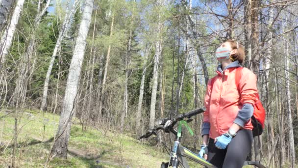 Infektion Apokalypsen Självisolering Kvinna Självisolering Cykel Medicinsk Mask Och Cykelhandskar — Stockvideo