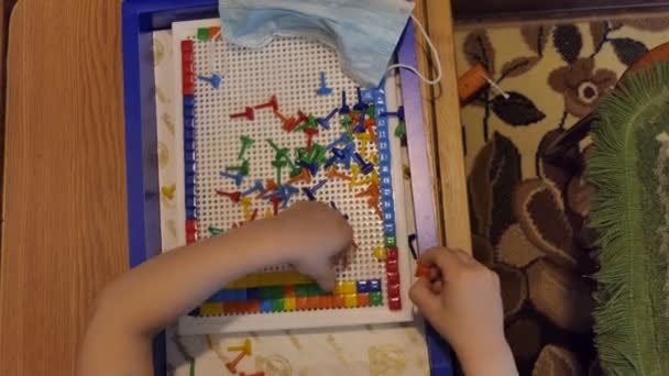 Kwarantanna Dziecko Układa Mozaikę Stołową Domu Okresie Samoizolacji Jego Maska — Wideo stockowe