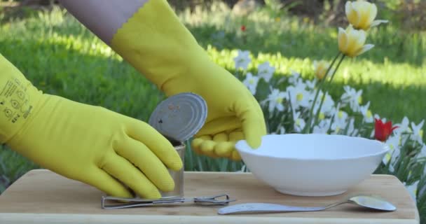 Selbstisolierung Ein Mann Gelben Handschuhen Legt Vor Dem Hintergrund Blühender — Stockvideo