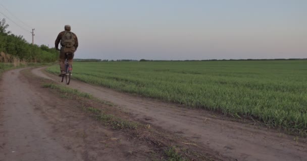 Rowerze Krajobraz Wiejski Człowiek Plecakiem Jeździ Rowerem Zielonym Polu Pszenicy — Wideo stockowe