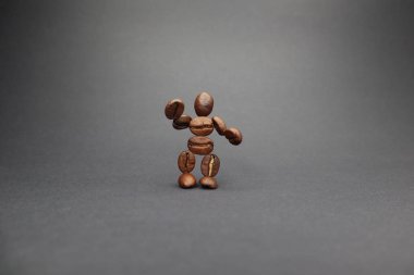 Koyu arkaplanda kahve. Küçük adam.