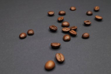 Koyu arkaplanda kahve. Küçük adam.