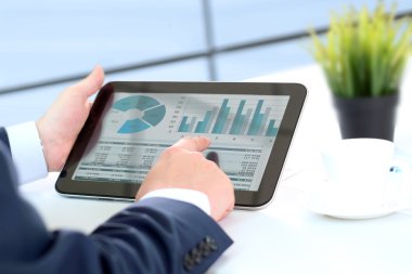 işadamı dijital tablet ile çalışma