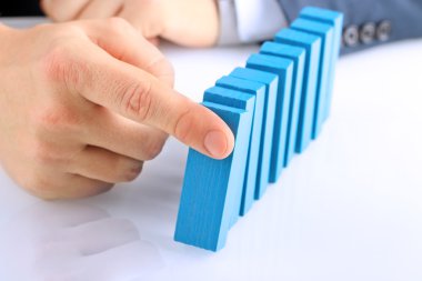 Planlama, risk ve strateji iş, ahşap blok bastırıyor işadamı 