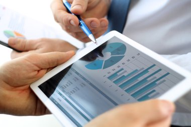 Çalışma ve mali rakamları dijital tablet analiz iş arkadaşları