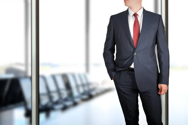 ビジネスおよびオフィス コンセプト - ブルー/ネイビー スーツのエレガントなファッションの若いビジネス男性 — ストック写真