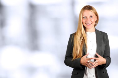 Güzel gülümseyen iş kadın portre. Ofiste çalışan iş adamları