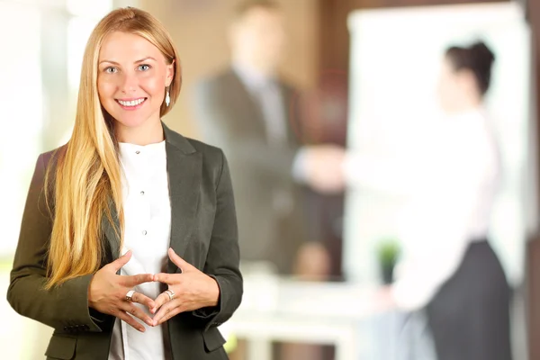 Das schön lächelnde Porträt einer Geschäftsfrau. Geschäftsleute, die im Büro arbeiten — Stockfoto