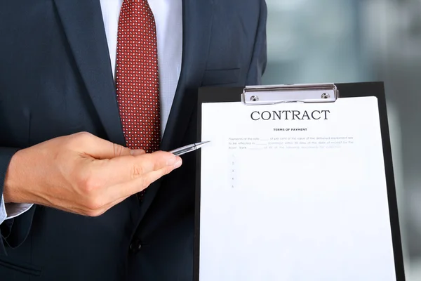Деловой человек предлагает подписать контракт, детали делового контракта — стоковое фото