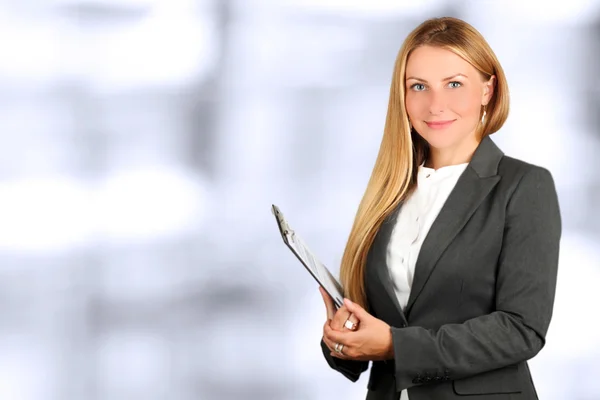 Retrato de la mujer de negocios de pie en la oficina —  Fotos de Stock