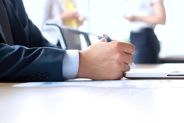 Geschäftspartner diskutieren Geschäftsobjekte. Geschäftsmann arbeitet mit Laptop im Büro — Stockfoto