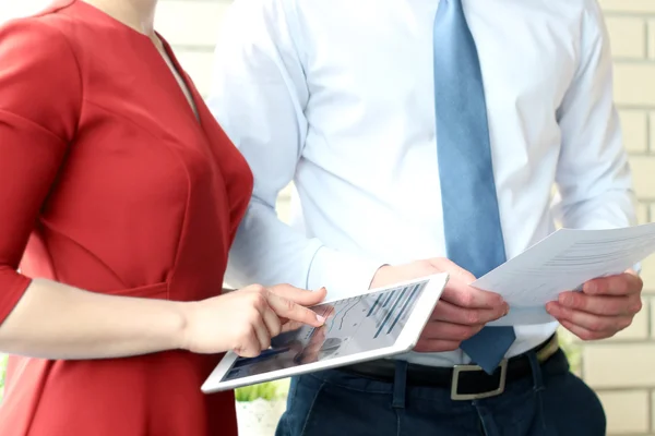 Colaboradores de negocios trabajando y analizando cifras financieras en gráficos — Foto de Stock