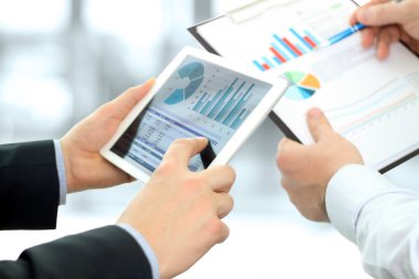 Çalışma ve mali rakamları dijital tablet analiz iş arkadaşları