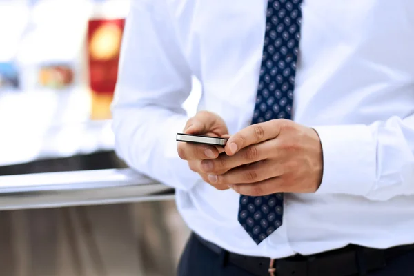 Geschäftsmann, der das Handy hält und nutzt — Stockfoto