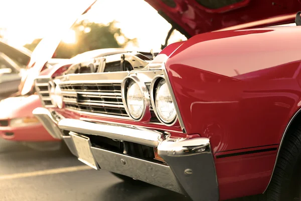 Clásico retro vintage coche rojo. Auto show — Foto de Stock