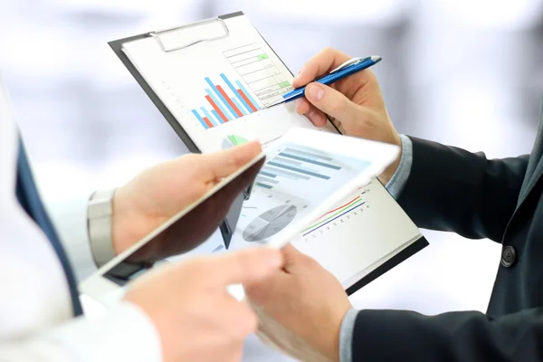 ビジネス同僚の作業とデジタル タブレットの財務数値の分析 — ストック写真