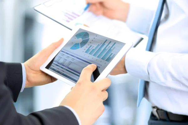 Affärskollegor arbetar tillsammans och analysera finansiella siffror på en digital Tablet PC — Stockfoto