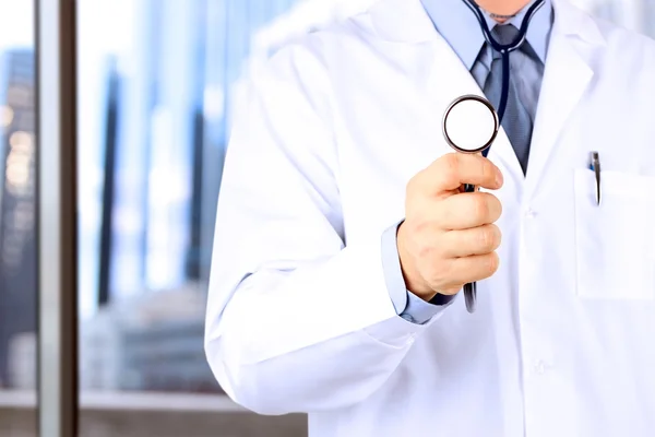 Lekarz w biały biznes z stetoskop — Zdjęcie stockowe