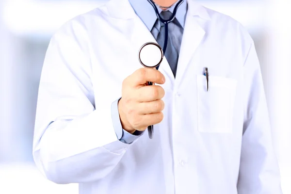 Doutor em labcoat branco com estetoscópio — Fotografia de Stock
