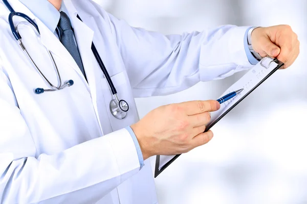 Medical doctor  with a stethoscope around his neck  holding  a black folder — Φωτογραφία Αρχείου