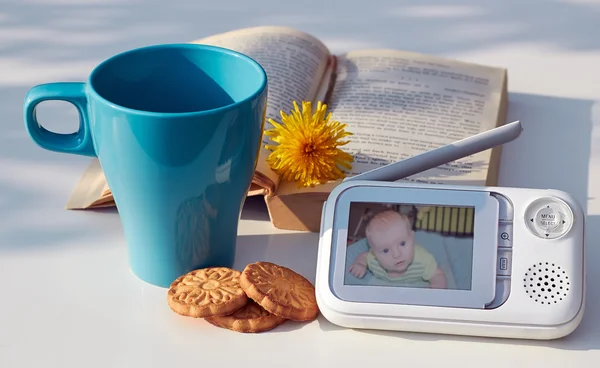 Il monitor per bambini impacciato per la sicurezza del bambino sul tavolo — Foto Stock