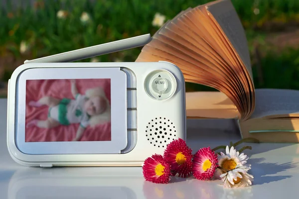 Il monitor per bambini impacciato per sicurezza del bimbo — Foto Stock