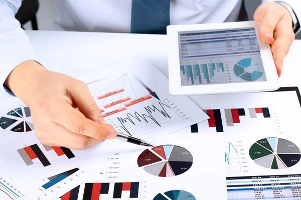 Close-up van zakenman analyseren grafieken op een digitale tablet — Stockfoto
