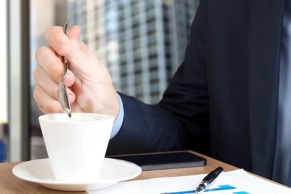 Geschäftsmann trinkt Kaffee und nutzt das Handy — Stockfoto