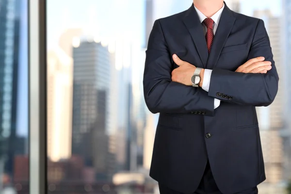 Business och office koncept - elegant unga mode buisness man i blå/marinblå kostym — Stockfoto
