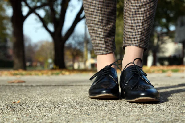 Eleganta kvinnan i mode byxor går i en klassiskt mode skor — Stockfoto