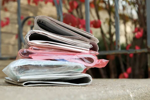 A pile of newspapers on a stairs — Stock Photo, Image