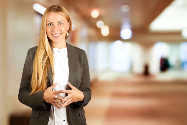 Portrait of  beautiful business woman standing in office — Stock Photo, Image