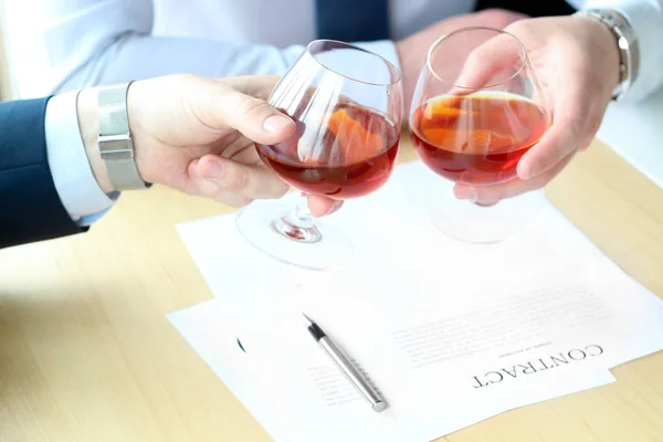 Två kollegor fira underteckna ett kontrakt med Whisky — Stockfoto