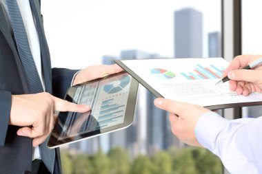 Çalışma ve mali rakamları dijital tablet analiz iş arkadaşları