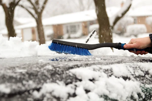 Transport, zima i pojazd concept - człowiek śniegu z samochodu z szczotka do czyszczenia — Zdjęcie stockowe