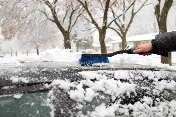 Doprava, zima a vozidlo koncepce - muž úklid sněhu z auta s kartáčem — Stock fotografie