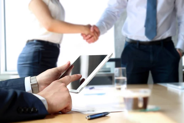Business partners handskakning över affärsobjekt på arbetsplatsen. affärskvinna som arbetar med digitala platta — Stockfoto