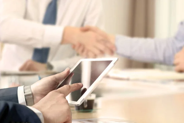 Üzleti partnerek kézfogás felett a business objects a munkahelyen. üzletember, dolgozó digitális tabletta — Stock Fotó