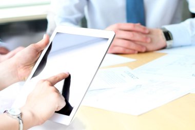 Çalışma ve mali rakamları dijital tablet analiz iş arkadaşları