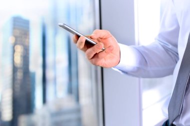iş, insan ve office kavram - bir akıllı kullanarak iş adamı