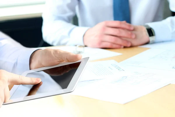 Business colleagues working and analyzing financial figures on a digital tablet — Stock Photo, Image