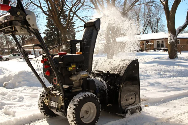 Człowiek śniegu z chodników z snowblower czyści. — Zdjęcie stockowe