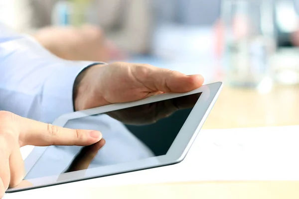 Compañeros de negocios trabajando y analizando cifras financieras en una tableta digital — Foto de Stock