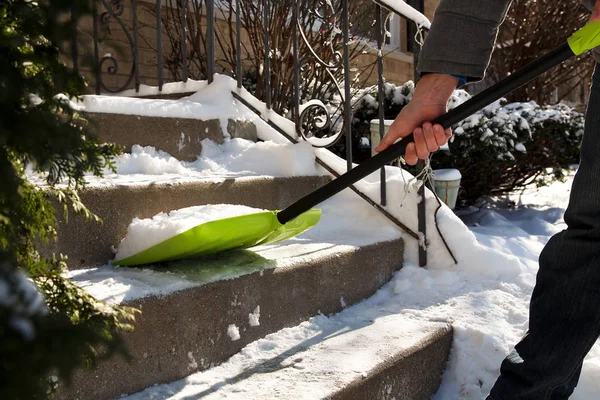 Człowiek śniegu z chodników z snowblower czyści. — Zdjęcie stockowe