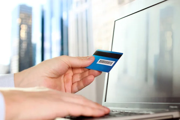 Zakenman invoeren van gegevens van een credit card. Online winkelen op het internet met behulp van een laptop — Stockfoto