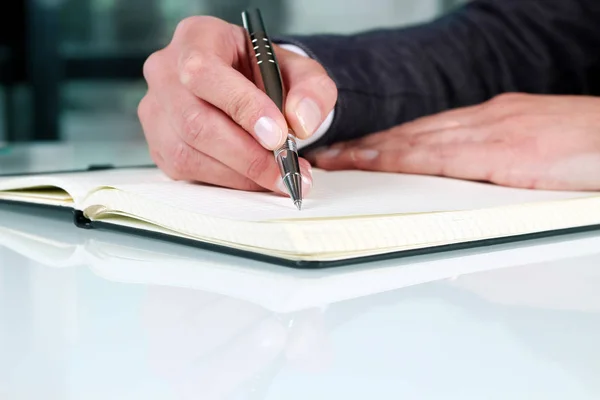 Business woman  working and analyzing financial figures — Stock Photo, Image