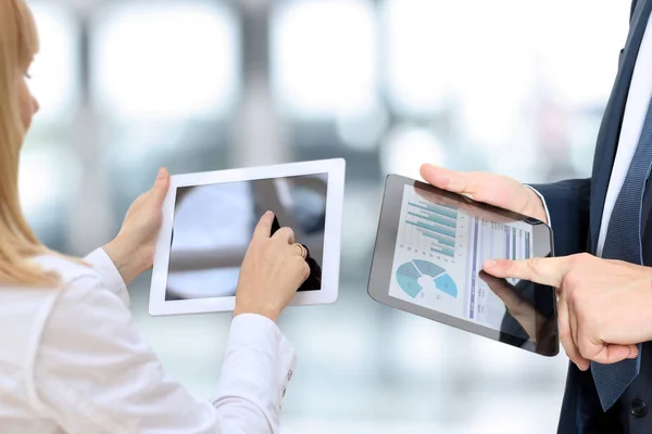 Коллеги по бизнесу работают и анализируют финансовые показатели на цифровом планшете — стоковое фото